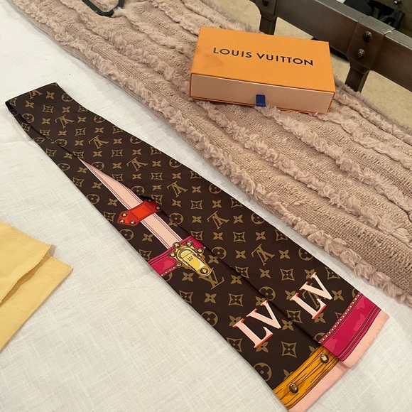 Louis Vuitton Women’s Scarf - Picture 5 of 9